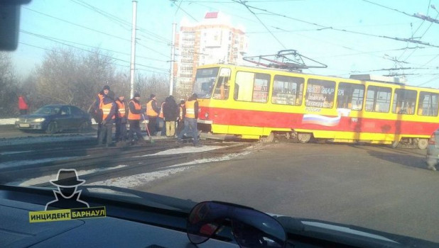 В Барнауле трамвай сошел с рельсов, образовалась пробка.