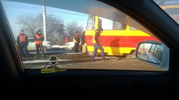 В Барнауле трамвай сошел с рельсов, образовалась пробка.