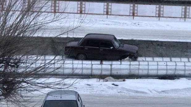 В алтайском городе автомобиль вылетел на теплотрассу.