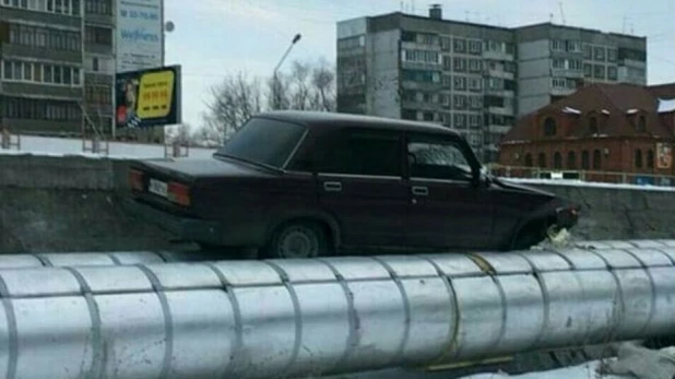 В алтайском городе автомобиль вылетел на теплотрассу.