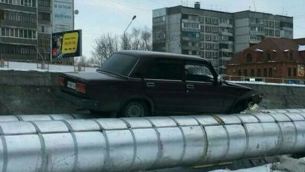 В алтайском городе автомобиль вылетел на теплотрассу.