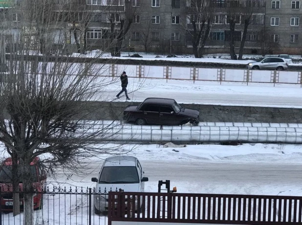 В алтайском городе автомобиль вылетел на теплотрассу.