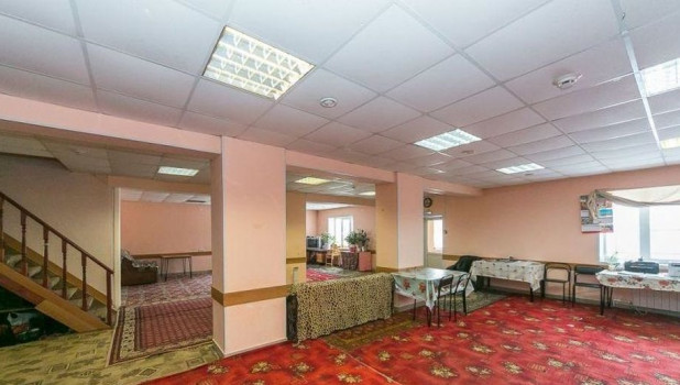 В Барнауле продают огромный коттедж с 25 комнатами.
