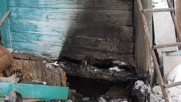 В Алтайском крае женщину подозревают в поджоге дома бывшего мужа.