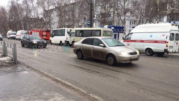 В Барануле в жестком столкновении двух маршруток пострадали 9 человек.