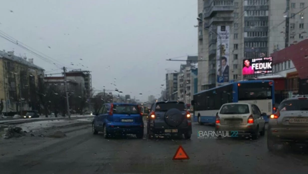 Из-за первого весеннего дождя в Алтайском крае на дорогах сильный гололед. 7 марта 2018 года.