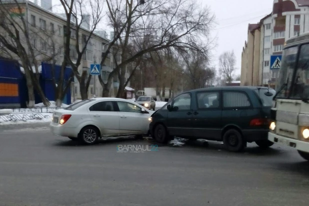 Из-за первого весеннего дождя в Алтайском крае на дорогах сильный гололед. 7 марта 2018 года.