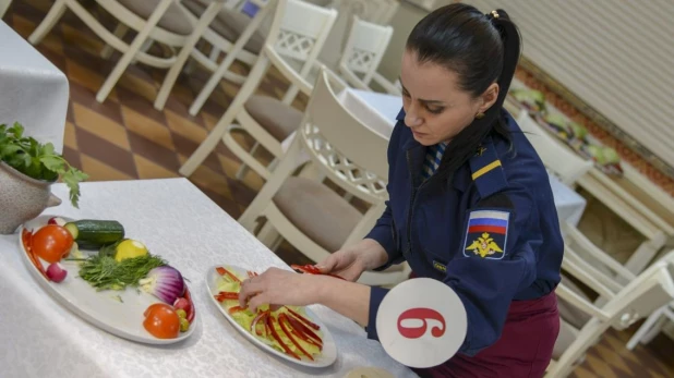 Девушки-военнослужащие на первом конкурсе красоты.