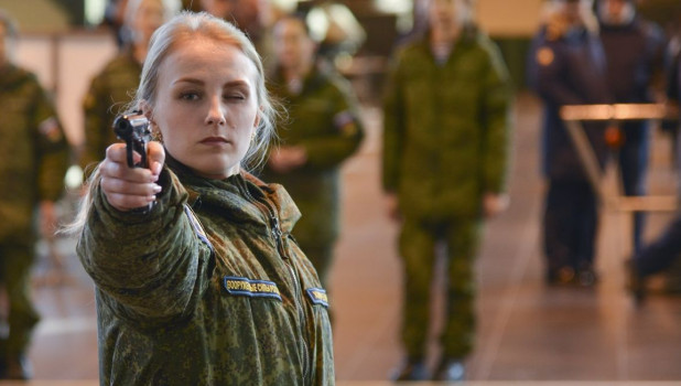 Девушки-военнослужащие на первом конкурсе красоты.