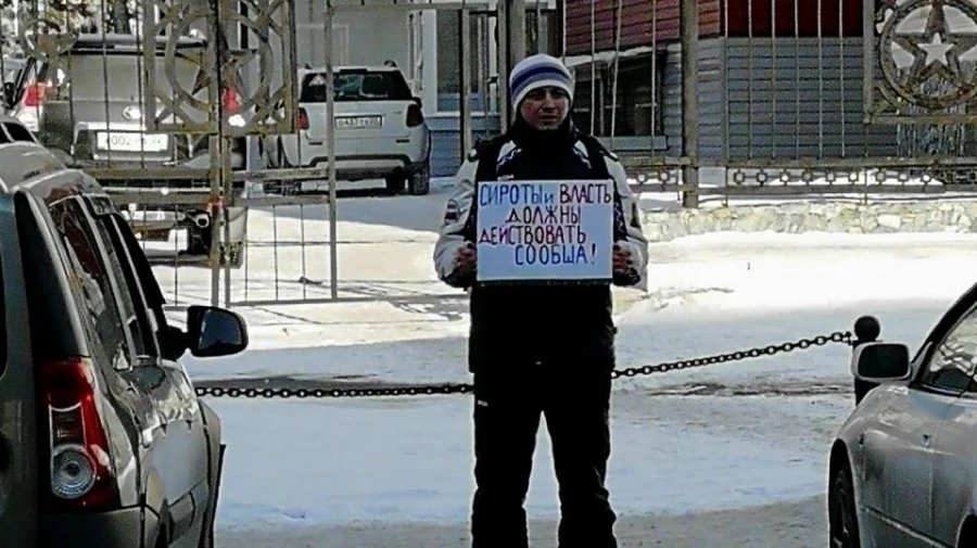 Одиночный пикет сироты у АКЗС.