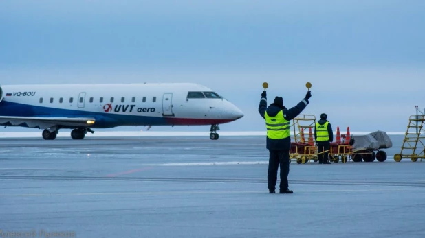 CRJ200 в барнаульском аэропорту.