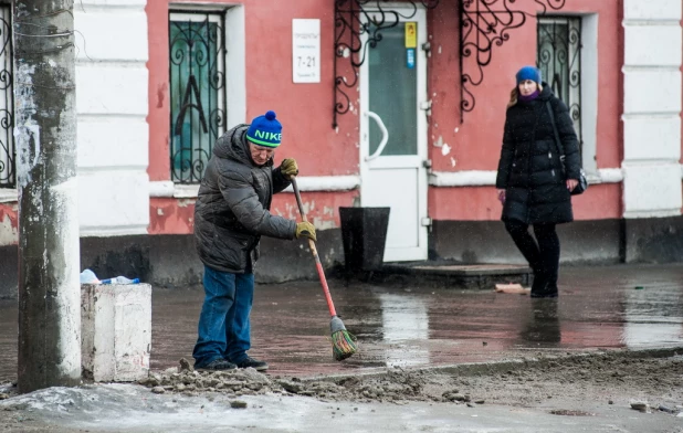 Мокро и очень скользко: весенний репортаж с улиц Барнаула.