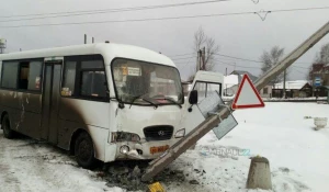 Очевидцы: в Барнауле маршрутка влетела в линию электропередач и задымилась.