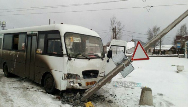 Очевидцы: в Барнауле маршрутка влетела в линию электропередач и задымилась.
