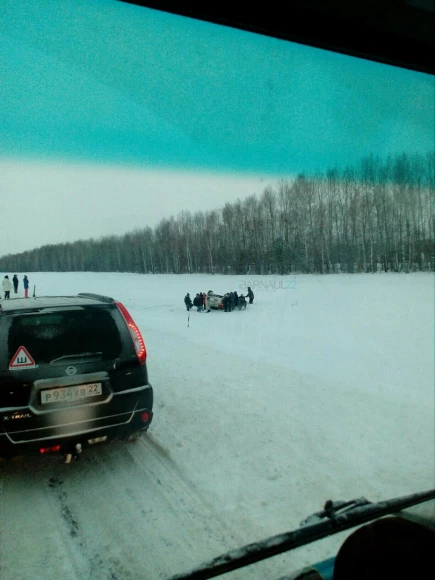 На трассе перевернулся автомобиль.