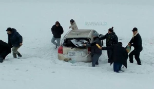 На трассе перевернулся автомобиль.