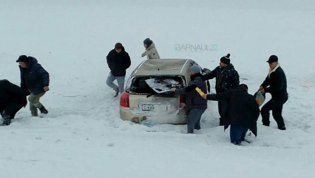 На трассе перевернулся автомобиль.