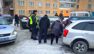 Полицейские задержали в Барнауле пьяного позитивного таксиста, который застрял во дворе