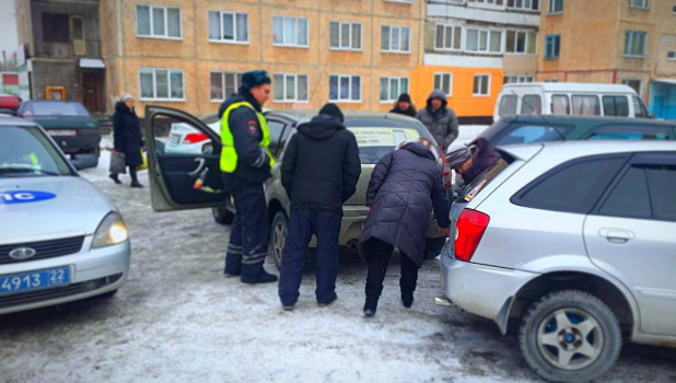 Полицейские задержали в Барнауле пьяного позитивного таксиста, который застрял во дворе