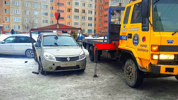 Полицейские задержали в Барнауле пьяного позитивного таксиста, который застрял во дворе