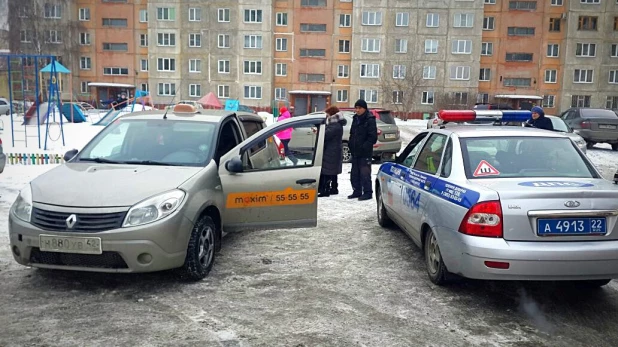 Полицейские задержали в Барнауле пьяного позитивного таксиста, который застрял во дворе