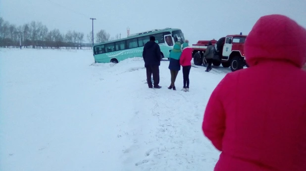 В Мамонтовском районе Алтайского края автобус застрял в снегу. 11 марта 2018 года.