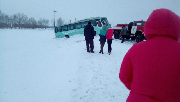 В Мамонтовском районе Алтайского края автобус застрял в снегу. 11 марта 2018 года.