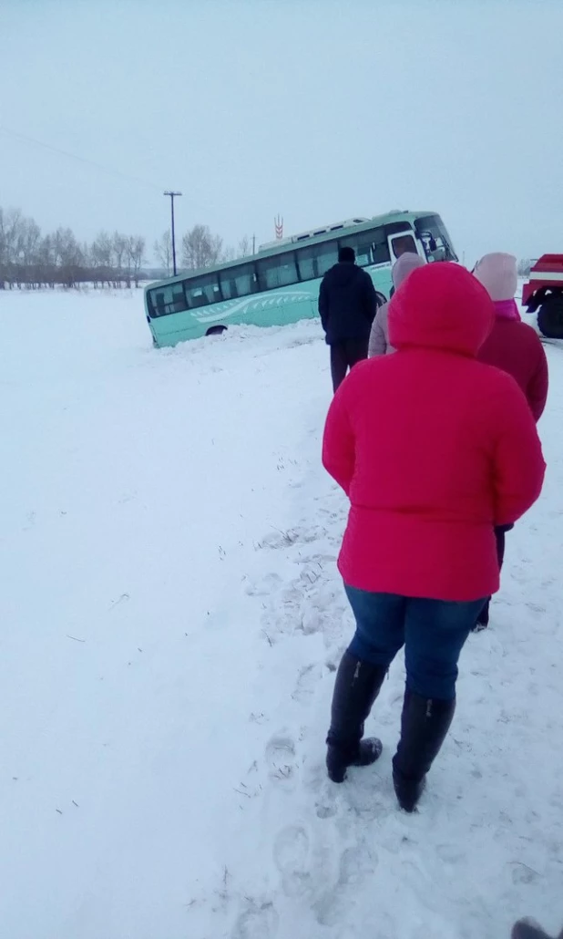 В Мамонтовском районе Алтайского края автобус застрял в снегу. 11 марта 2018 года.