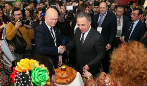 Вице-премьер Виталий Мутко в сопровождении сенатора Михаила Щетинина посетил стенд Алтайского края на выставке "Интурмаркет-2018". 10 марта 2018 года.
