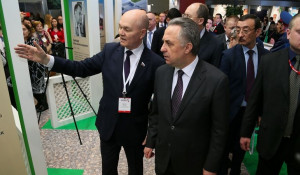 Вице-премьер Виталий Мутко в сопровождении сенатора Михаила Щетинина посетил стенд Алтайского края на выставке "Интурмаркет-2018". 10 марта 2018 года.