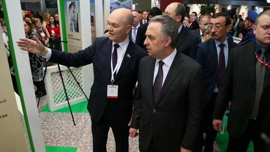 Вице-премьер Виталий Мутко в сопровождении сенатора Михаила Щетинина посетил стенд Алтайского края на выставке &quot;Интурмаркет-2018&quot;. 10 марта 2018 года.