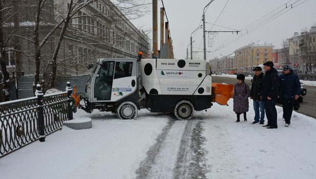Сергей Дугин проверил, как убирают снег в Барнауле. 10 марта 2018 года.