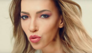 Юлия Самойлова в клипе на песню "I Won't Break".