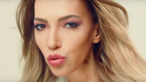 Юлия Самойлова в клипе на песню "I Won't Break".