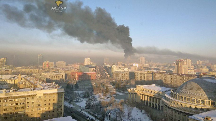 Новосибирск заволокло черным едким дымом.