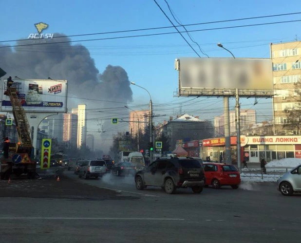 Новосибирск заволокло черным едким дымом.