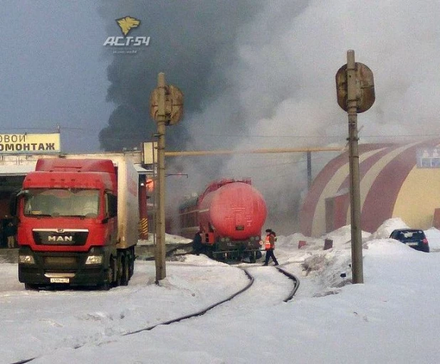 Новосибирск заволокло черным едким дымом.