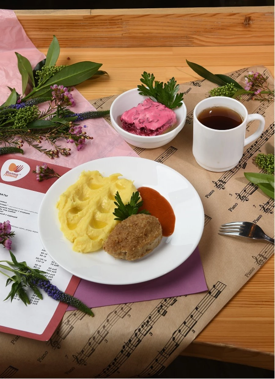 Здесь можно отлично поужинать после работы: взять сельдь под шубой и продолжить «Домашней» котлетой с картофельным пюре