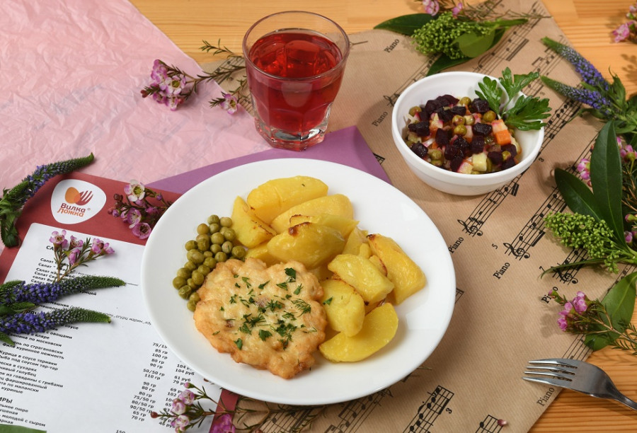 За 99 рублей гостям предлагают два варианта блюд на ужин: салат, второе блюдо с гарниром и чай, предложения меняются, и есть возможность выбирать.