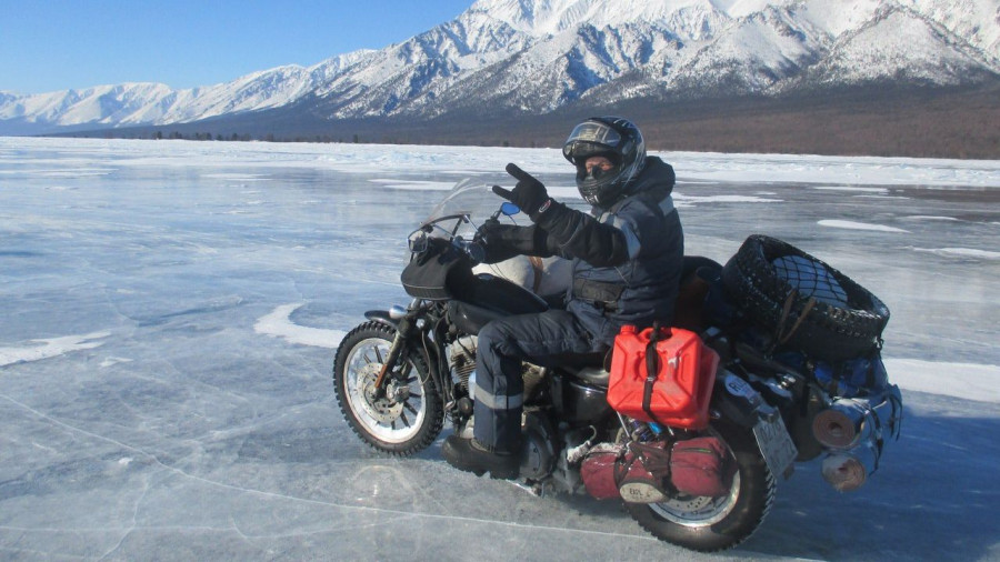 Барнаулец Андрей Аксенов в мороз отправился на Байкал на мотоцикле