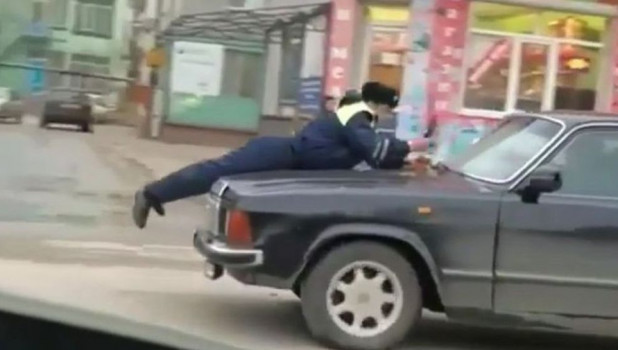 В Алтайском крае нарушитель прокатил инспектора на капоте.