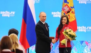 Владимир Путин и олимпийская чемпионка в фигурном катании Аделина Сотникова.