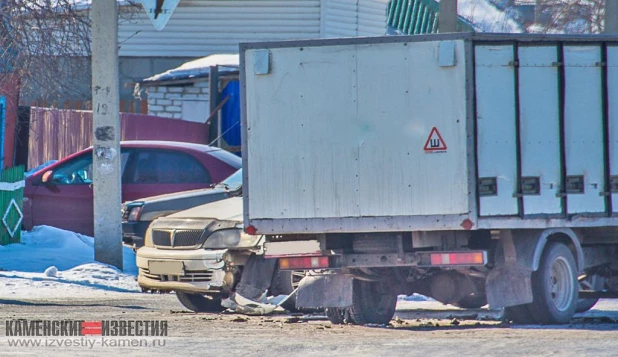 В алтайском городе столкнулись три автомобиля, один из них отлетел в дерево.