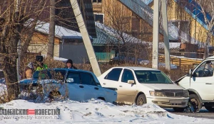 В алтайском городе столкнулись три автомобиля, один из них отлетел в дерево.