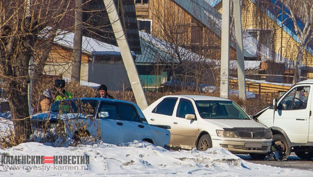 В алтайском городе столкнулись три автомобиля, один из них отлетел в дерево.