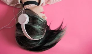 Девушка слушает радио.