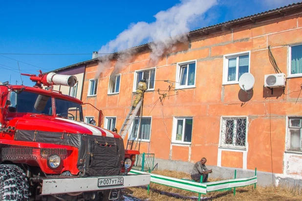 В алтайском городе мужчина упал со второго этажа, спасаясь от пожара.