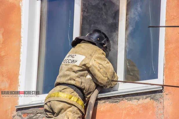 В алтайском городе мужчина упал со второго этажа, спасаясь от пожара.