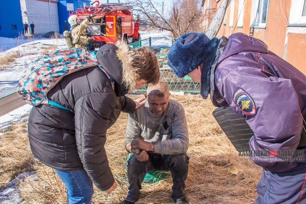 В алтайском городе мужчина упал со второго этажа, спасаясь от пожара.