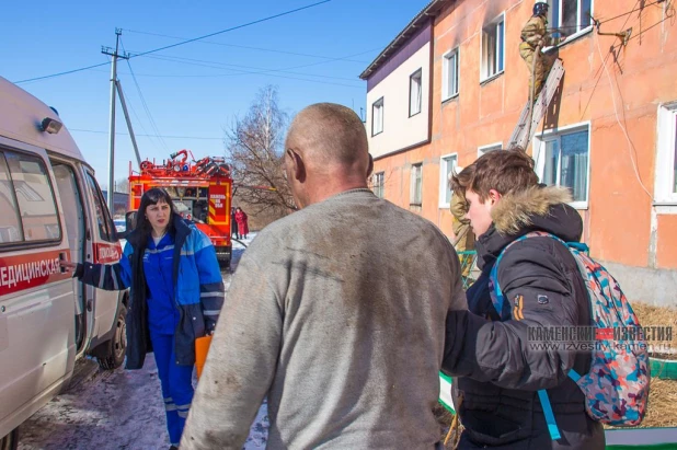 В алтайском городе мужчина упал со второго этажа, спасаясь от пожара.